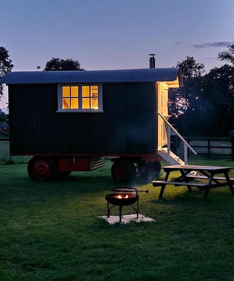 The Delkin Shepherds Huts Castle Combe Buitenkant foto