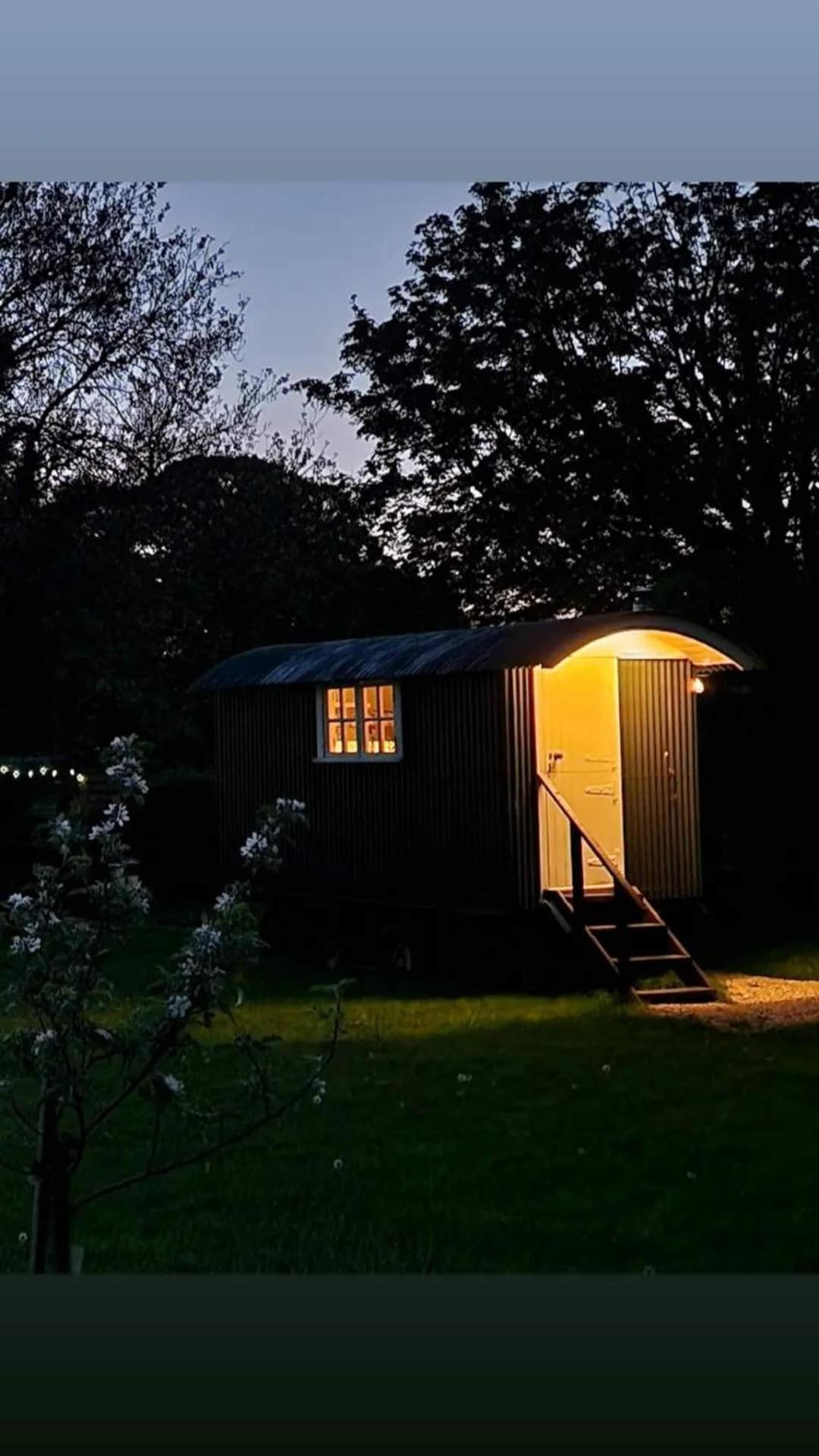 The Delkin Shepherds Huts Castle Combe Buitenkant foto