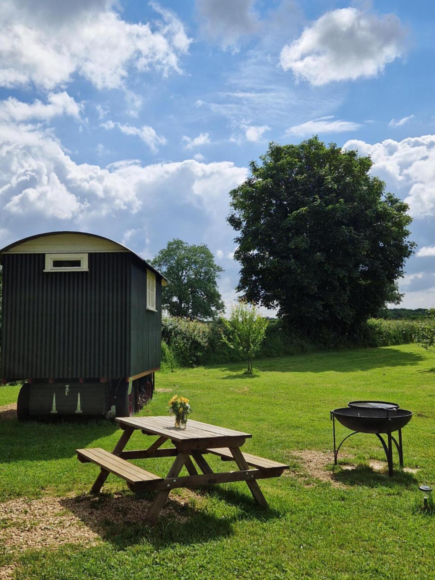 The Delkin Shepherds Huts Castle Combe Buitenkant foto